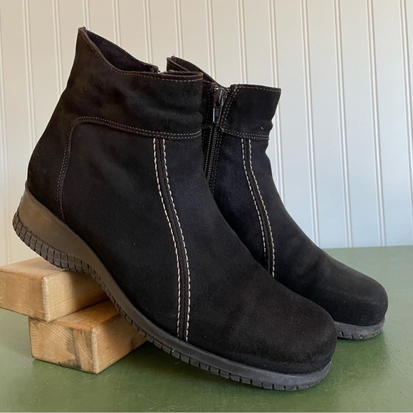 La Canadienne Waterproof Side Zip Boots in Brown Suede *Canada* - Picture 2 of 10